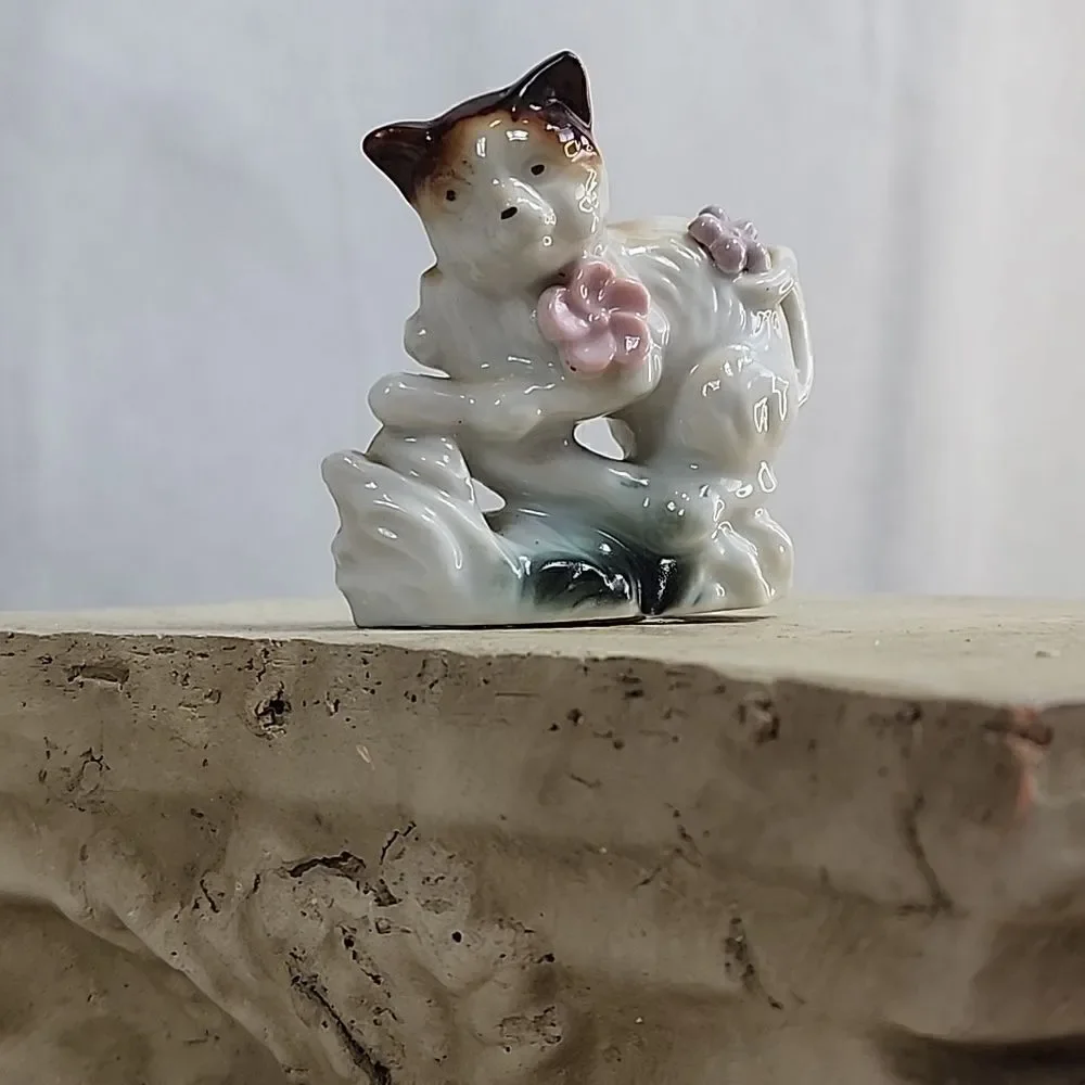 Vintage Cat Figurine with Flowers made in Japan
